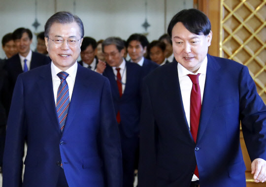 윤석열 검찰총장이 4일 전격 사의를 표명하고, 문 대통령은 곧바로 사의를 수용했다. 사진은 문 대통령이 2019년 7월 25일 청와대에서 윤석열 당시 신임 검찰총장에게 임명장을 수여하고 함께 환담장으로 이동하는 모습. 연합뉴스.